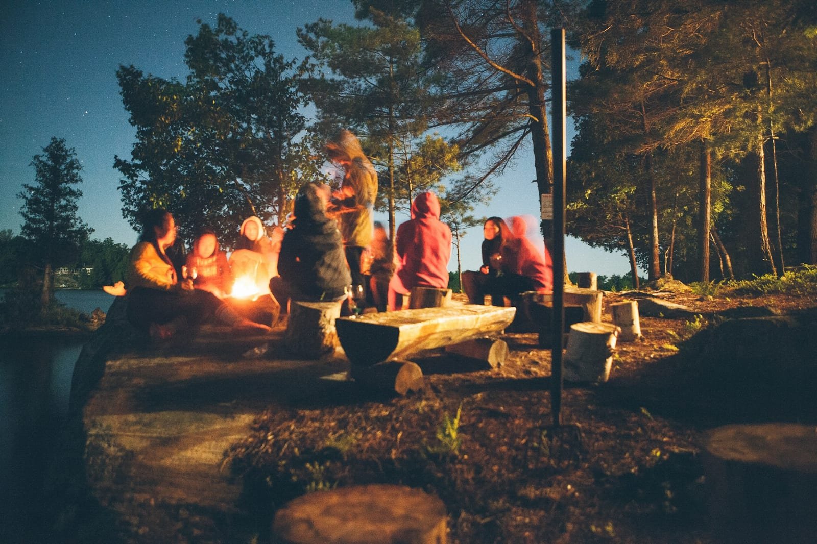 Fogata encendida en un campamento al anochecer
